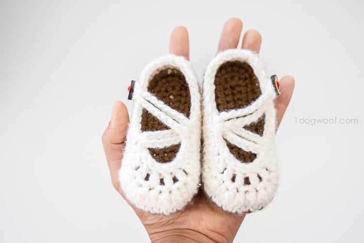 Little baby shoes are an adorable DIY baby accessory for girls - and this craft is super easy to make!