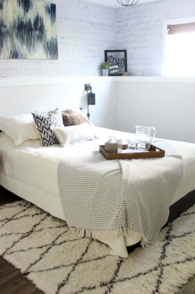 Love the mix of modern and industrial decor in this bedroom design!