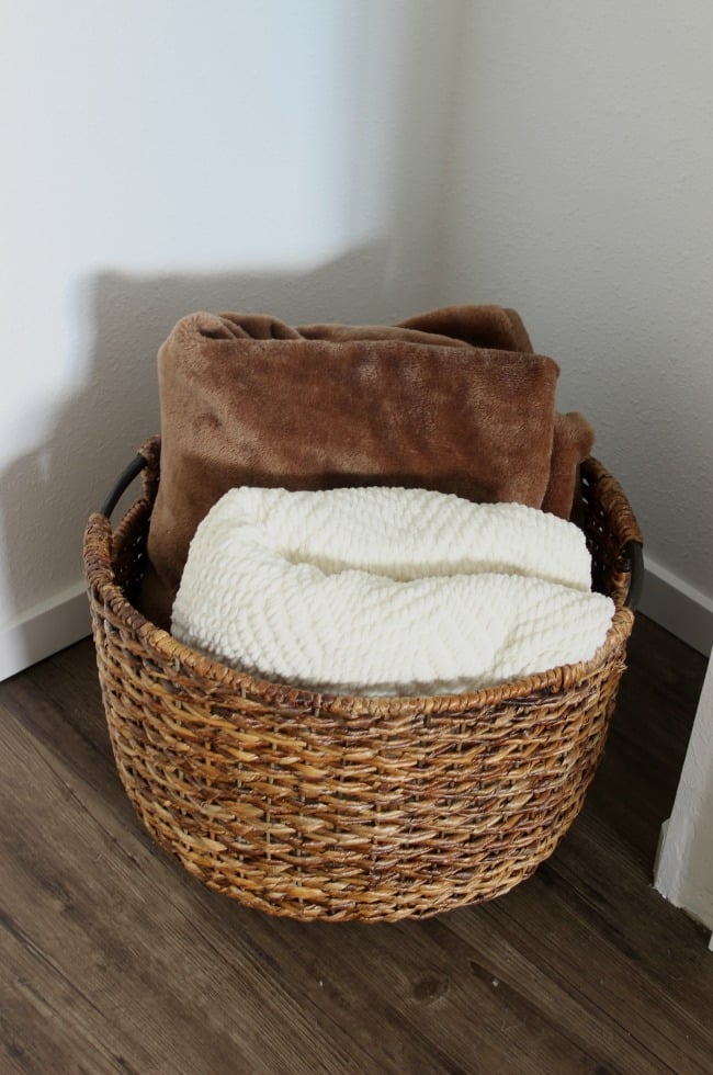 Love the mix of modern and industrial decor in this bedroom design! Perfect basket to store extra blankets for guests.