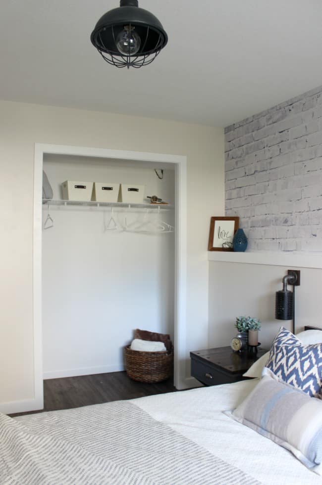 Love the mix of modern and industrial decor in this bedroom design!