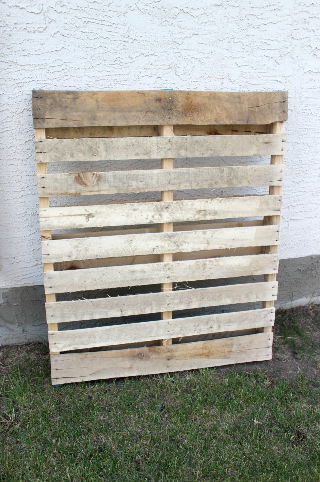 Image of an old pallet for the triangle pallet planters