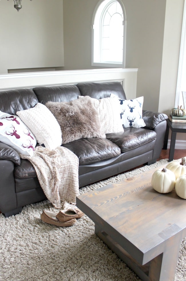 A beautiful cozy home tour for the autumn. Love the warm and inviting home decor ideas for autumn! 