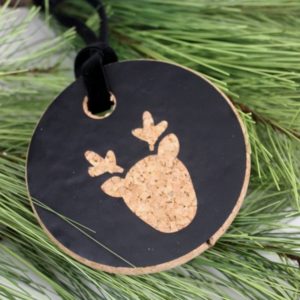 Love these simple DIY Christmas ornaments that you can make in just a few minutes! Beautiful modern design that you can do in any colour! Love the cork coaster background :)