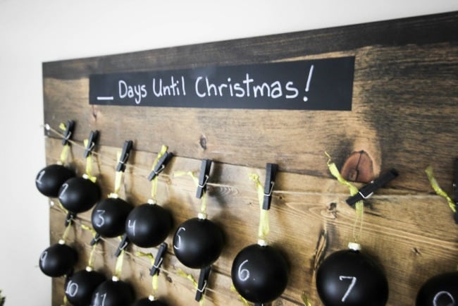 A beautiful rustic advent calendar to celebrate the holiday season. Love this Christmas decoration idea, especially the chalkboard ornaments!