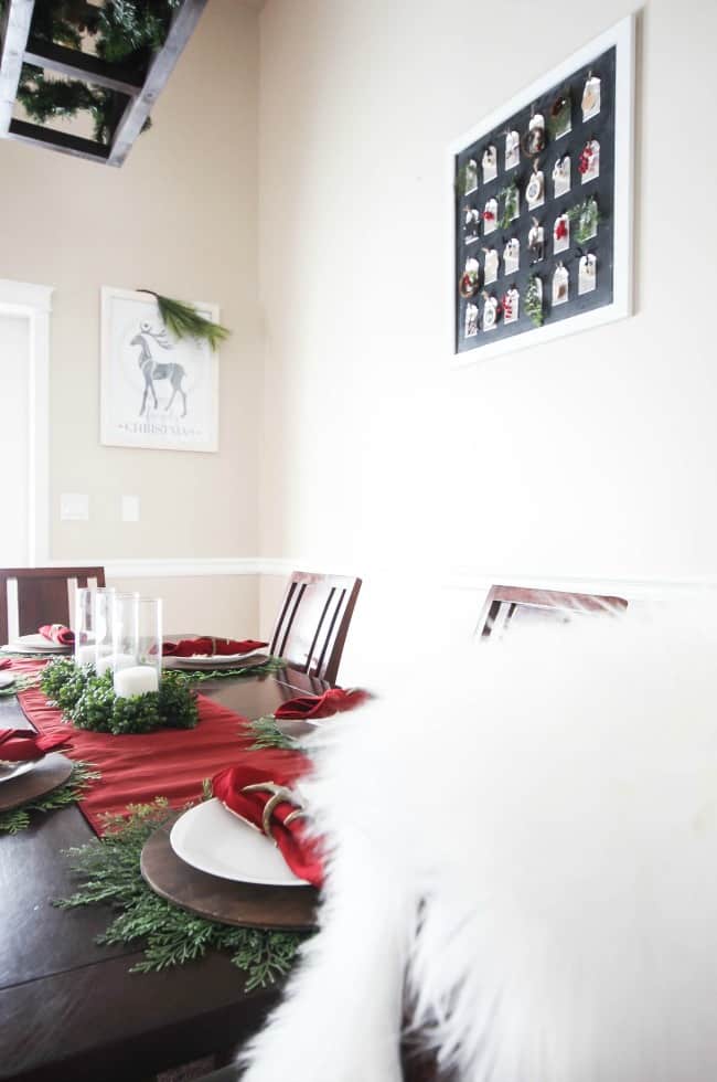 Simple Christmas decorations that you can add to your kitchen to give it a perfectly cozy and festive feel. Plus a simple and beautiful rustic place setting!