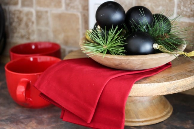 Simple Christmas decorations that you can add to your kitchen to give it a perfectly cozy and festive feel. Plus a simple and beautiful rustic place setting!