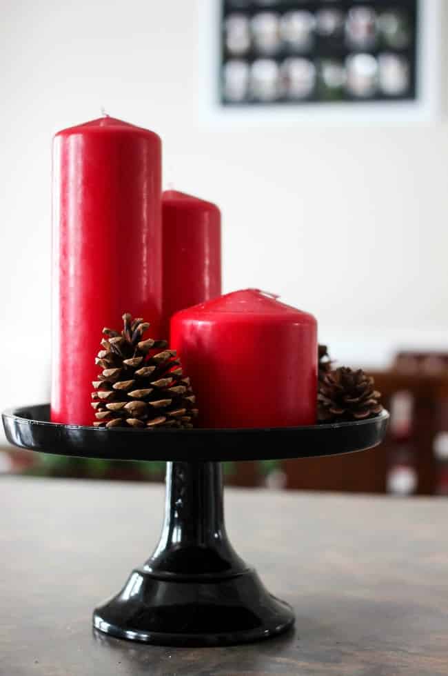 Simple Christmas decorations that you can add to your kitchen to give it a perfectly cozy and festive feel. Plus a simple and beautiful rustic place setting!