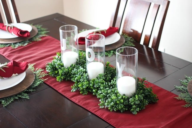 Simple Christmas decorations that you can add to your kitchen to give it a perfectly cozy and festive feel. Plus a simple and beautiful rustic place setting!