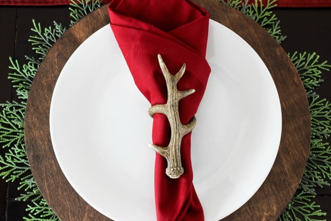 Simple Christmas decorations that you can add to your kitchen to give it a perfectly cozy and festive feel. Plus a simple and beautiful rustic place setting!