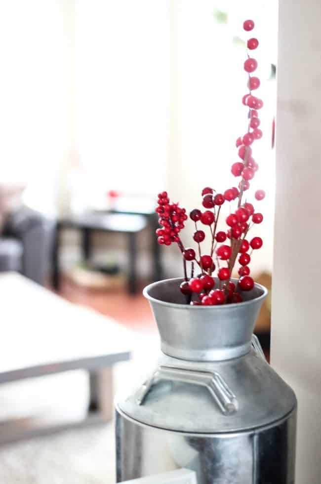 Simple Christmas decorations that you can add to your kitchen to give it a perfectly cozy and festive feel. Plus a simple and beautiful rustic place setting!