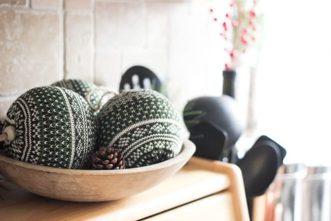 Simple Christmas decorations that you can add to your kitchen to give it a perfectly cozy and festive feel. Plus a simple and beautiful rustic place setting!