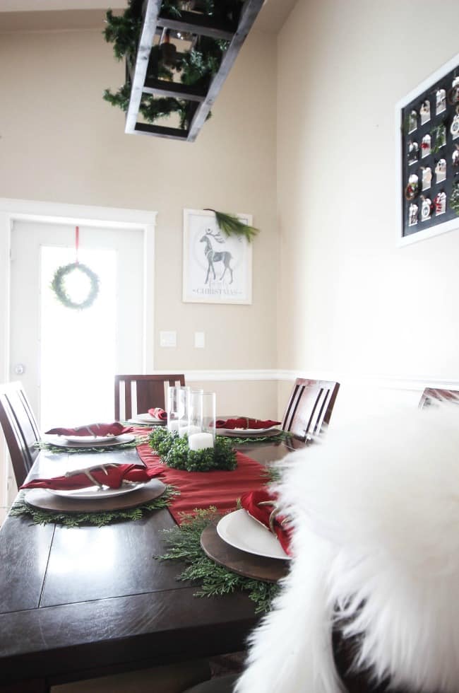 Simple Christmas decorations that you can add to your kitchen to give it a perfectly cozy and festive feel. Plus a simple and beautiful rustic place setting!