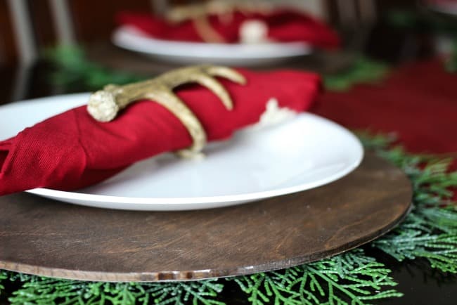 Simple Christmas decorations that you can add to your kitchen to give it a perfectly cozy and festive feel. Plus a simple and beautiful rustic place setting!