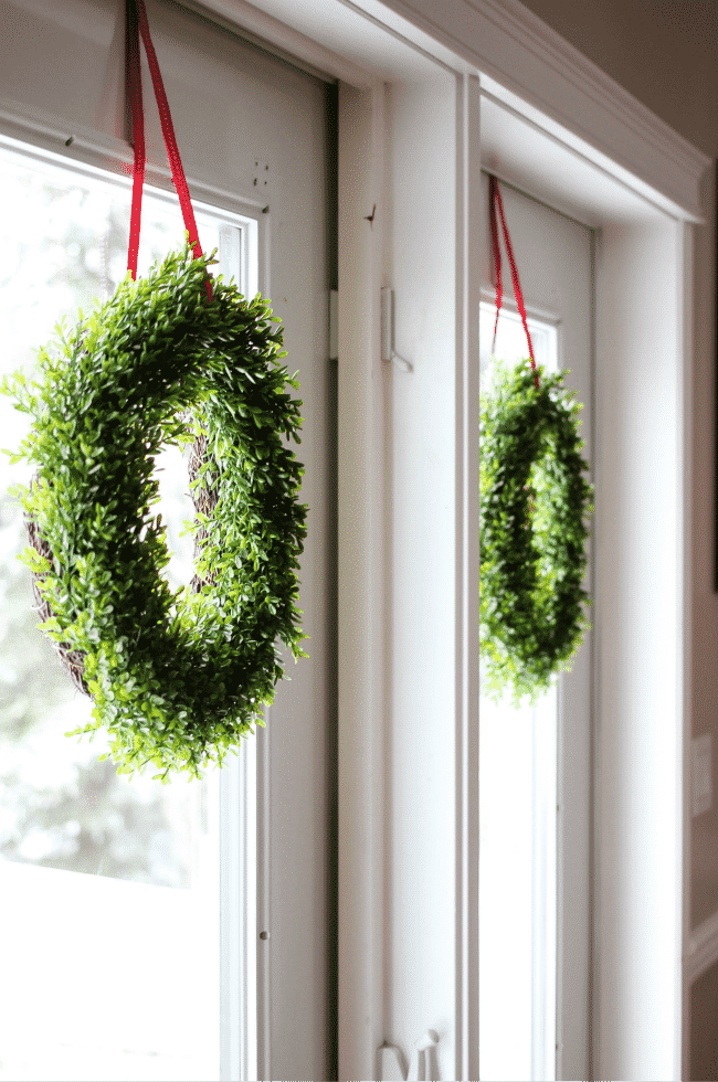 Simple Christmas decorations that you can add to your kitchen to give it a perfectly cozy and festive feel. Plus a simple and beautiful rustic place setting!