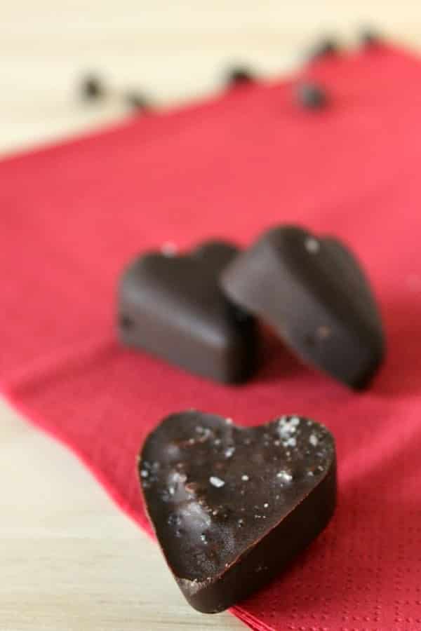 The perfect gift idea for that special someone on your list! You can make this recipe in no time at all, and give the perfect Valentines Day gift! Everyone will love these bacon chocolates! 