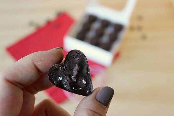 The perfect gift idea for that special someone on your list! You can make this recipe in no time at all, and give the perfect Valentines Day gift! Everyone will love these bacon chocolates!