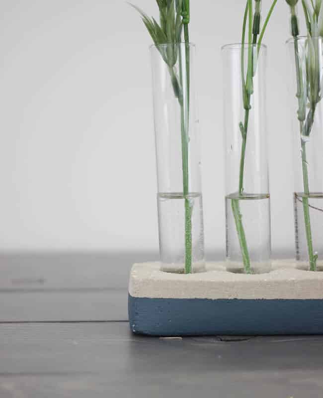 Use this amazing fast-drying to make this creative DIY concrete vase! The perfect Spring decor with an industrial touch! Love this idea!