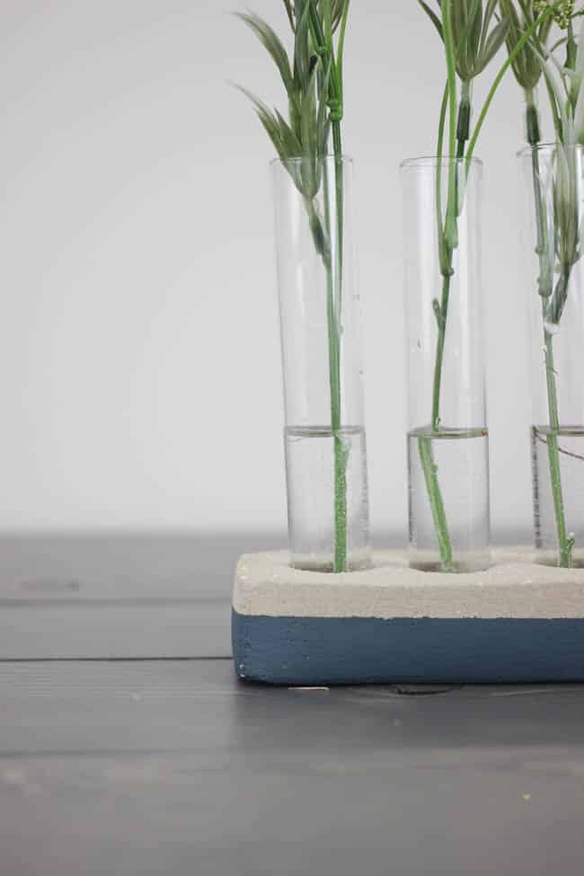Use this amazing fast-drying to make this creative DIY concrete vase! The perfect Spring decor with an industrial touch! Love this idea!