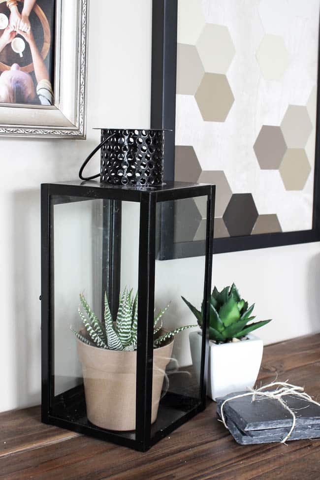 Make this DIY Modern Closed Terrarium in less than five minutes! Plus three different ideas to fill your terrarium. The perfect five minute project for spring!