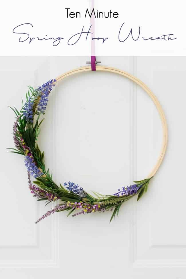 An easy Spring hoop wreath to spruce up your front door! LOVE this Spring entry home decor.