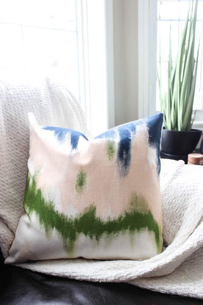 Make beautiful abstract painted pillows for your home. Watch this quick video tutorial to learn how! Great DIY home decor idea :)