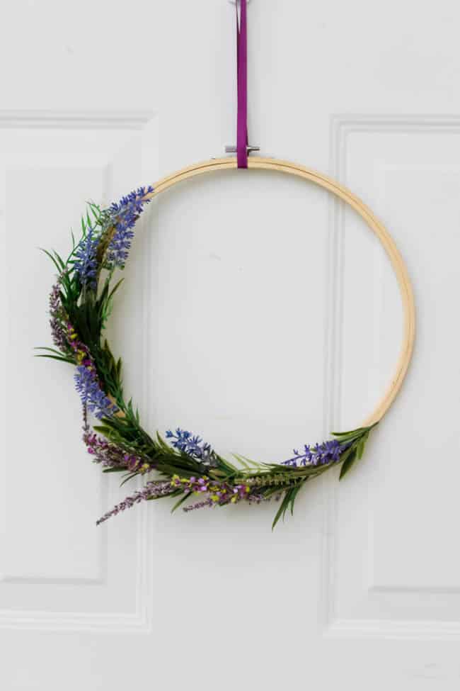 An easy Spring hoop wreath to spruce up your front door! LOVE this Spring entry home decor.