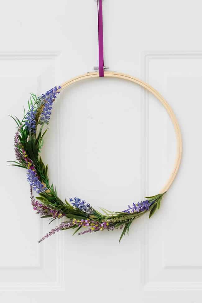 An easy Spring hoop wreath to spruce up your front door! LOVE this Spring entry home decor.