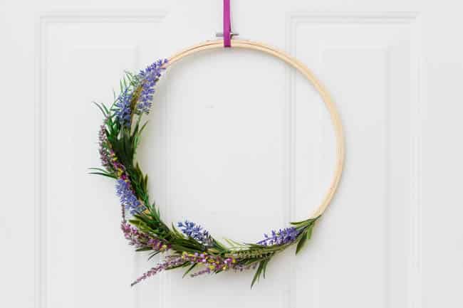 An easy Spring hoop wreath to spruce up your front door! LOVE this Spring entry home decor.