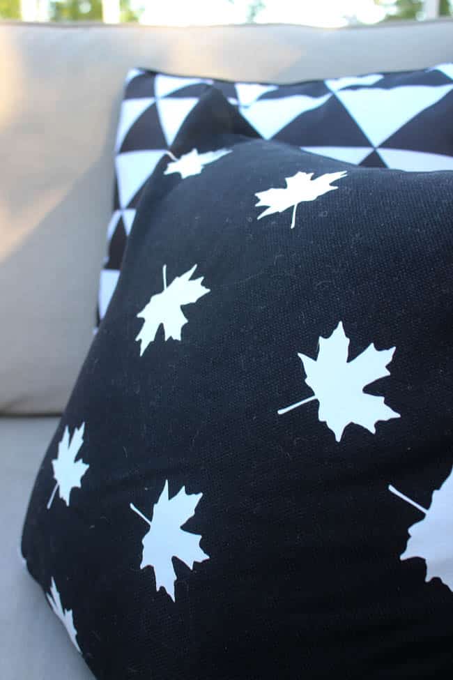 Love this modern take on Canada Day decor! These simple black and white pillows can be made in less than 30 minutes and are perfect for the patio! Perfect quick DIY! 