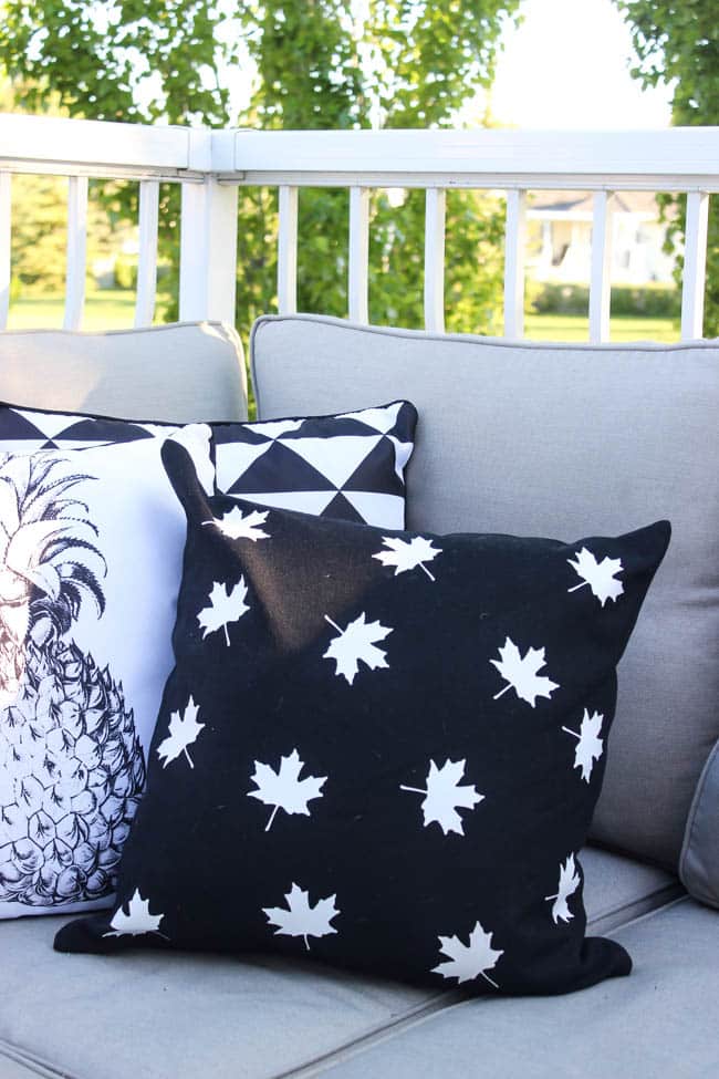 Love this modern take on Canada Day decor! These simple black and white pillows can be made in less than 30 minutes and are perfect for the patio! Perfect quick DIY! 