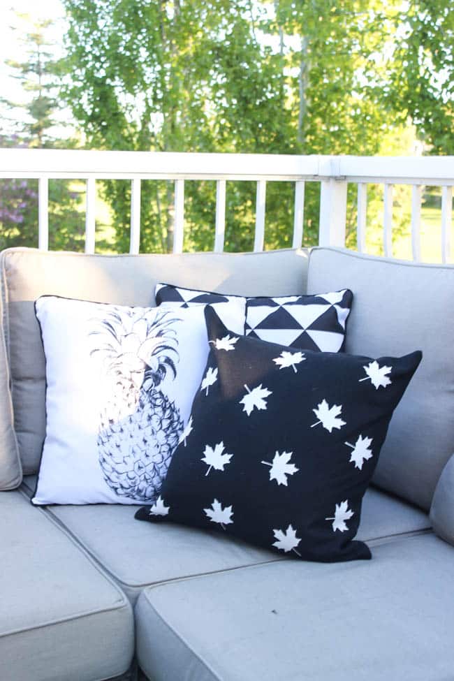 Love this modern take on Canada Day decor! These simple black and white pillows can be made in less than 30 minutes and are perfect for the patio! Perfect quick DIY! 