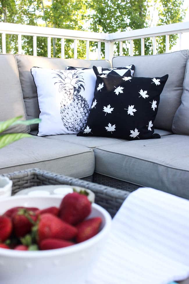 Love this modern take on Canada Day decor! These simple black and white pillows can be made in less than 30 minutes and are perfect for the patio! Perfect quick DIY! 