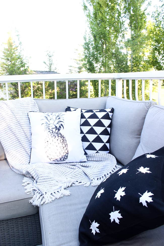 Love this modern take on Canada Day decor! These simple black and white pillows can be made in less than 30 minutes and are perfect for the patio! Perfect quick DIY! 