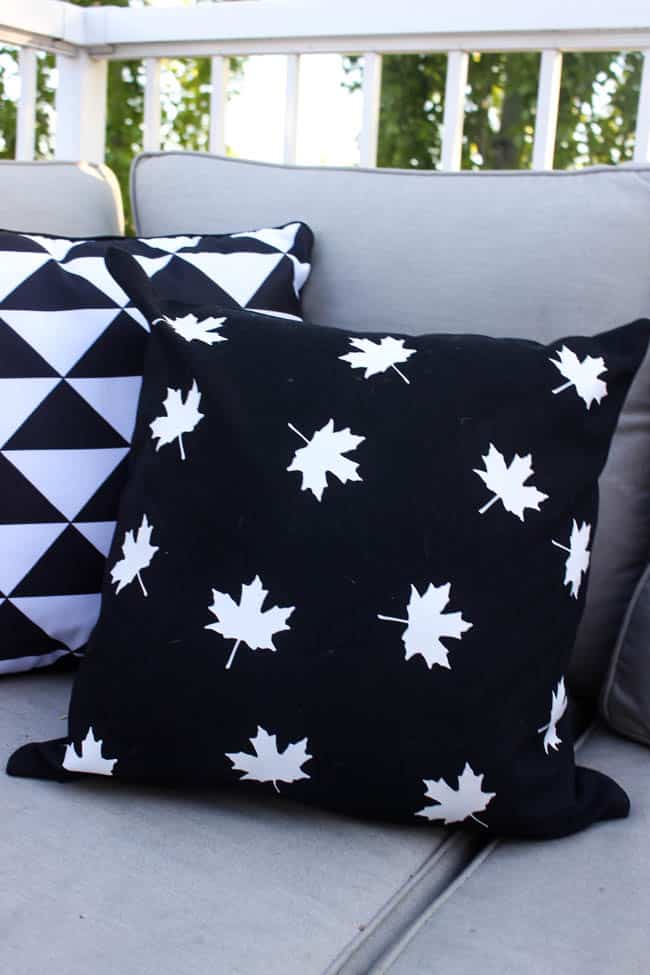 Love this modern take on Canada Day decor! These simple black and white pillows can be made in less than 30 minutes and are perfect for the patio! Perfect quick DIY! 