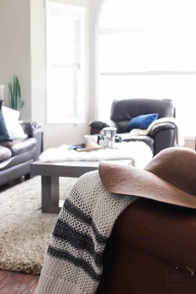 A beautiful fall living room tour! Full of quick and easy fall room decor ideas! Love the brick fireplace and the mix of traditional and non-traditional fall colours in this home tour.