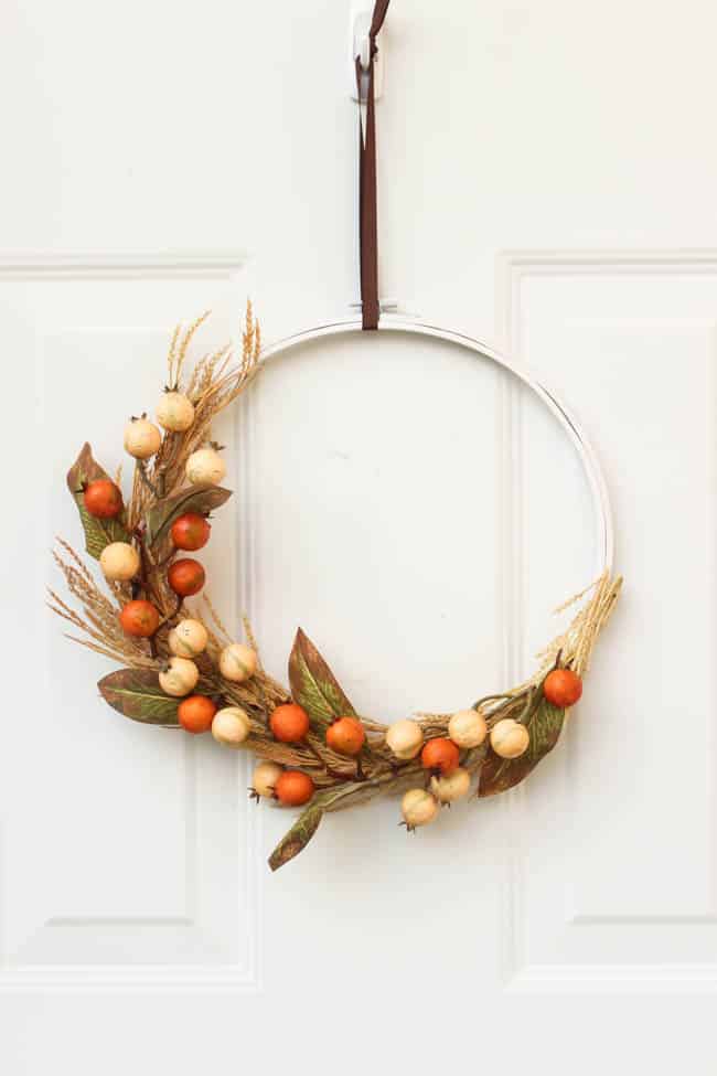 A cheap fall decor idea! Use an embroidery hoop to make a beautiful fall wreath! The perfect fall decoration idea. And you can make the entire piece in less than 20 minutes! Love the modern look of this fall DIY project :)