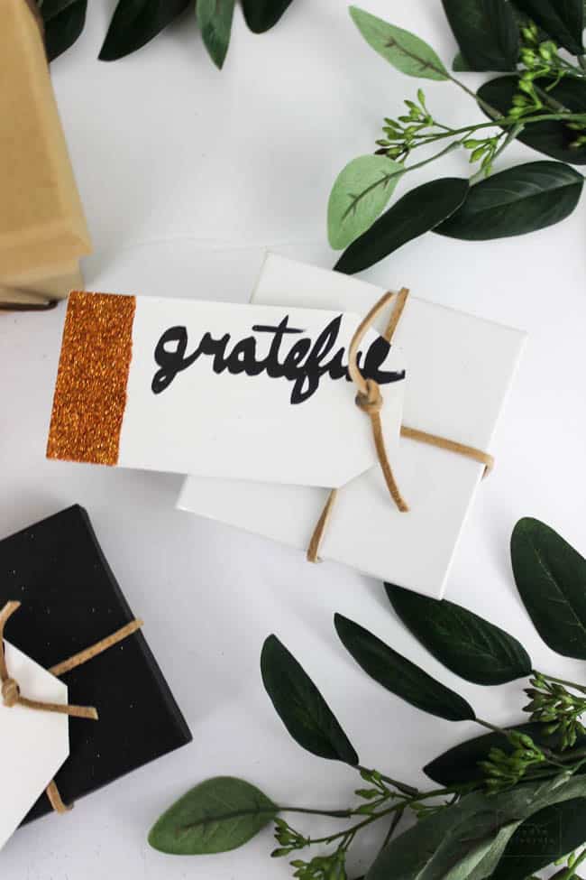 Love this simple and elegant Thanksgiving Day place settings! Love the gold and blue combination for fall. This modern DIY can be made in just a few minutes. Perfect tag for place settings, hostess gifts, or for leftovers! 