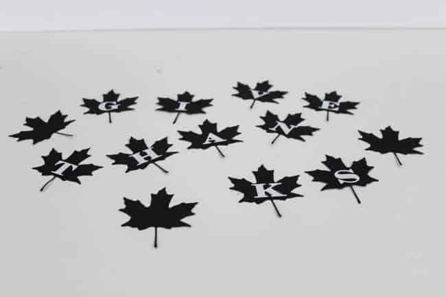 A beautiful modern fall decor idea. Make this simple black and white DIY leaf banner to celebrate Thanksgiving Day!