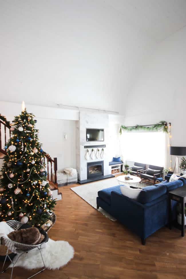 Love this modern Christmas home tour! Beautiful decorating ideas and inspiration for any home! Love the blue, black and white colour palette in this gorgeous contemporary living room. 