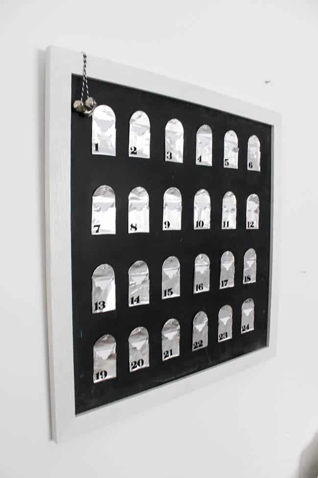 Love this simple modern advent calendar. The DIY metal envelopes are perfect for sharing your favourite winter and holiday activities. Love this idea for the Christmas season! 