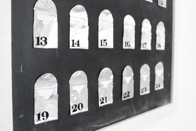 Love this simple modern advent calendar. The DIY metal envelopes are perfect for sharing your favourite winter and holiday activities. Love this idea for the Christmas season! 
