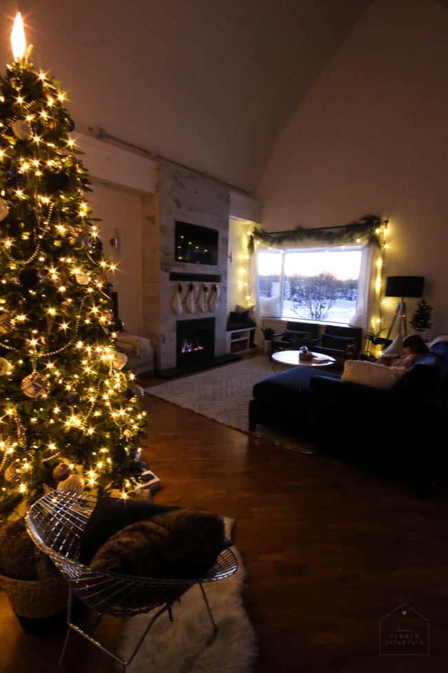 Love this modern Christmas home tour! Beautiful decorating ideas and inspiration for any home! Love the blue, black and white colour palette in this gorgeous contemporary living room. 