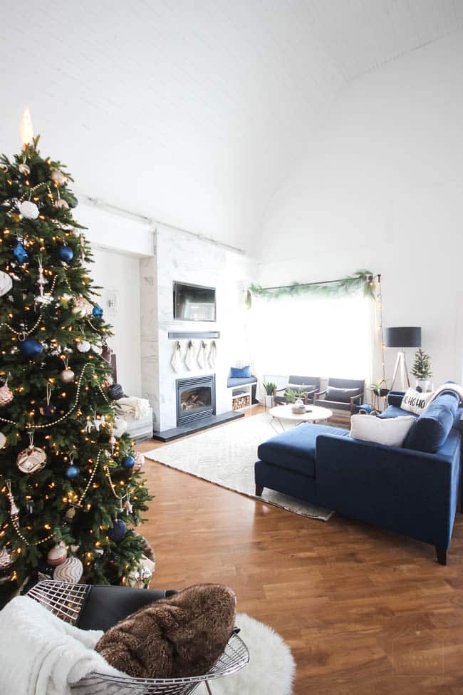 Love this modern Christmas home tour! Beautiful decorating ideas and inspiration for any home! Love the blue, black and white colour palette in this gorgeous contemporary living room. 