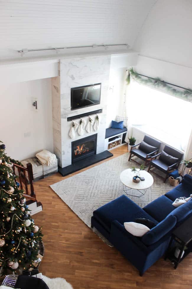 Love this modern Christmas home tour! Beautiful decorating ideas and inspiration for any home! Love the blue, black and white colour palette in this gorgeous contemporary living room. 