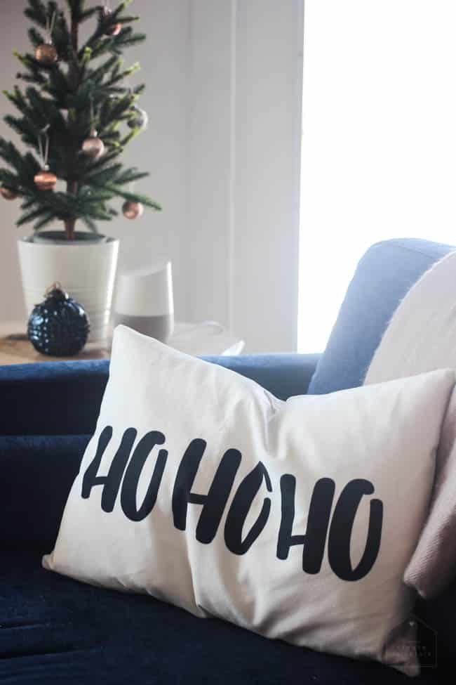 Love this modern Christmas home tour! Beautiful decorating ideas and inspiration for any home! Love the blue, black and white colour palette in this gorgeous contemporary living room. 