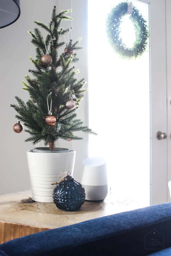 Love this modern Christmas home tour! Beautiful decorating ideas and inspiration for any home! Love the blue, black and white colour palette in this gorgeous contemporary living room. 