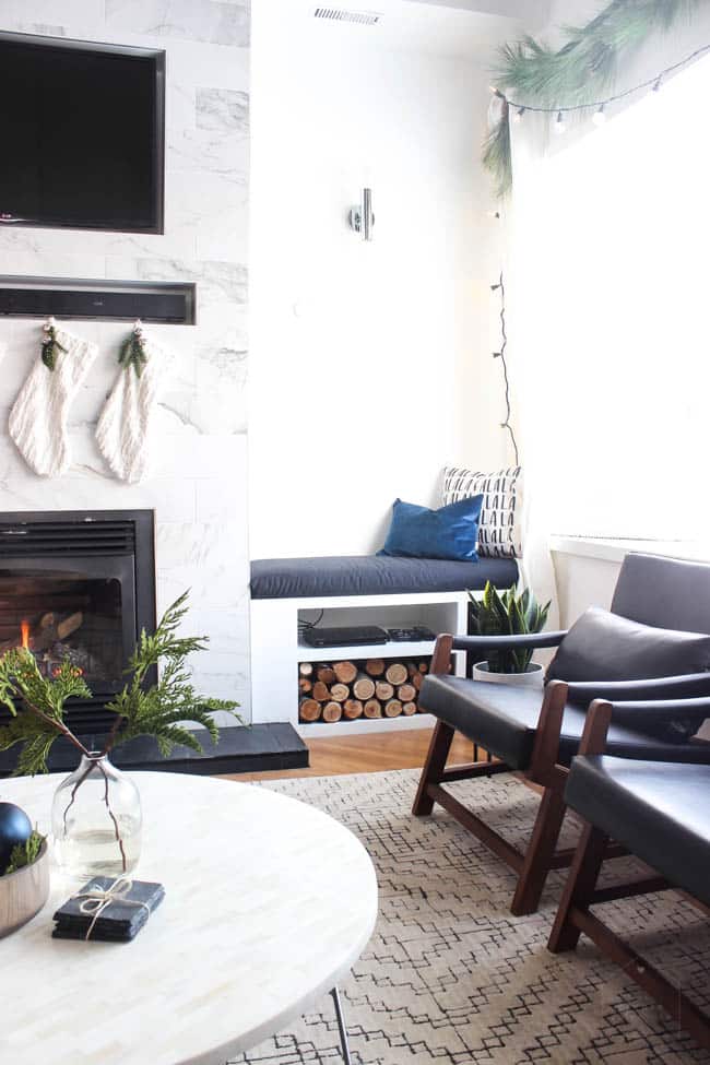 Love this modern Christmas home tour! Beautiful decorating ideas and inspiration for any home! Love the blue, black and white colour palette in this gorgeous contemporary living room.