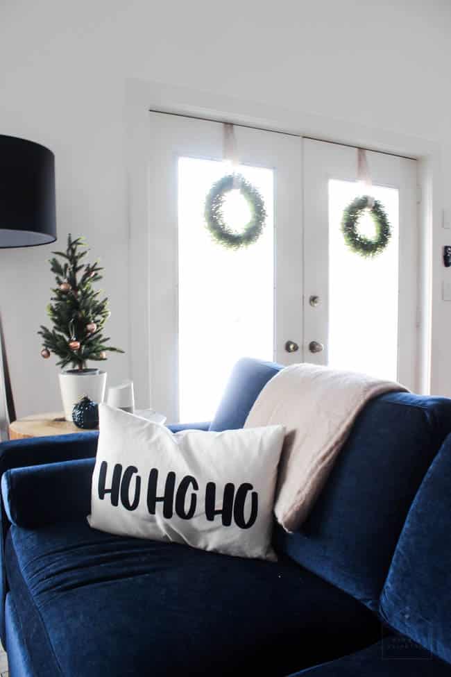 Love this modern Christmas home tour! Beautiful decorating ideas and inspiration for any home! Love the blue, black and white colour palette in this gorgeous contemporary living room. 