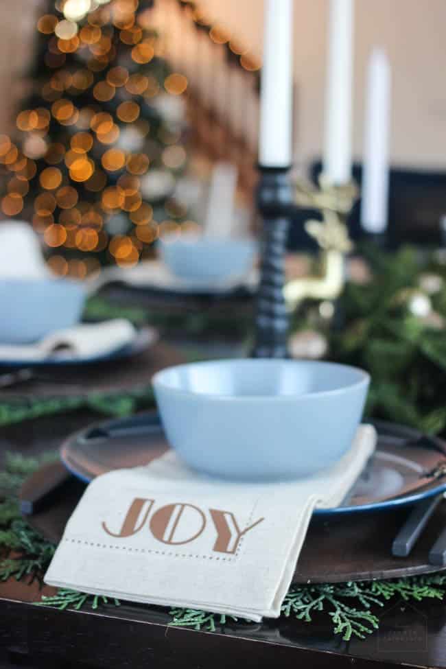 Beautiful holiday napkins! Use iron-on to add a simple, personalized design to any linen or cloth napkins with your Cricut! Love this modern DIY idea for Christmas! 