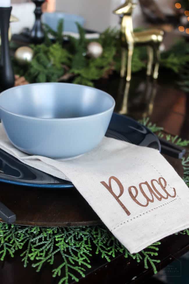 A beautiful modern Christmas Dining Room! The beautiful centerpiece, modern table settings, and decorations are perfect! Love the blue, green and gold colour scheme in this contemporary dining room!